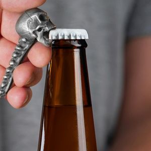 1pcs Schädelkopfkopf geformtes Bierflaschenöffner tragbarer Schlüsselbund -Legierungs -Werkzeuge Infinity Thanos Gauntlet Soda Glasskappen Entferneröffner