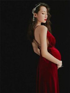Annelik Elbiseleri Seksi Zarif Hamile Kadınlar Fotoğrafçılık Ders Kırmızı V yaka Askı Sırtsız Doğum Elbisesi Hamilelik Bölünmüş Elbise Giysileri 240412
