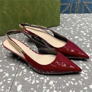 Kadın G Küçük Zincir Yüksek Topuklu Kadınlar Deri Slingback Topuklu Pompalar En Kalite Lüks Tasarımcı Metal Zinciri Altın Gümüş Toka Elbise Ayakkabıları Bükülmüş 5.5cm