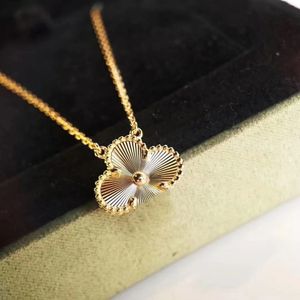 2024 V gold material luxury quality 10pcs pendant necklace with 1.5cm flowers wedding jewelry gift WEB100 q6