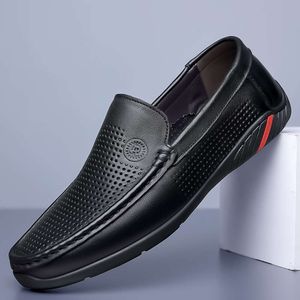 Sommaren enkel herr casual läder sandaler uppsättningar av ihåliga svarta körskor bönor män