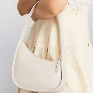 Дизайнер с брендом сумочки продает женские сумки со скидкой на 65%.
