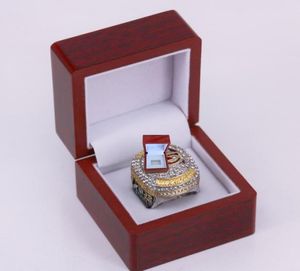 Biżuteria mody szef amerykański 2022 2023 Superbowl Football Ring Ring Pierścień z drewnianym pudełkiem na pokaz pamiątki Mężczyźni F1112129