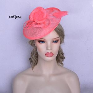 Coral Pink Sinamay Saucer Fascinator mit Federn für Keutucky Derby Rennen Hochzeit.