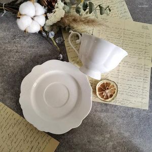 Tazze Nordic Simple Relief Ceramic tazza con vassoio moderno a colori in porcellana di porcellana Cupi di caffè in porcellana Office Tè di tè pomeridiano Bere