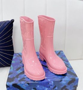 مصممي Luxurys Women Rain Boots على الطراز المقاوم للماء رغم أمطار المياه المطاطية أحذية أحذية الكاحل الحذاء 02098750570