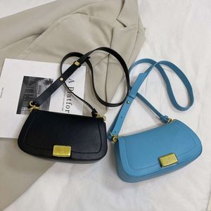 Kvinnors handväska pendlar akrylkedja enkelhet, en axelmode, underarmmode, populärt i år, 2024 ny crossbody väska