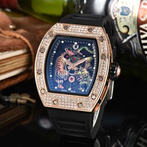 أعلى 2024 كلاسيكي فاخرة فاخرة ، قرص على شكل برميل مع Diamond و Dragon Tiger Challenge Mens Craft Craft Exclusive Quartz Pointer Watch