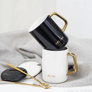 Mugs 1pc Creative Black/White Mug Ceramic Hushåll Studie Vardagsrum Tillhandahåller presentförpackning med locket handtag Office Tea Water Coffee Cup