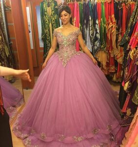 ثوب الكرة فساتين Quinceanera Cap Cap Sleeves Deep v الرقبة الترترز حبات التخرج شينينغ للشباب Tulle Layers Pageants6886118