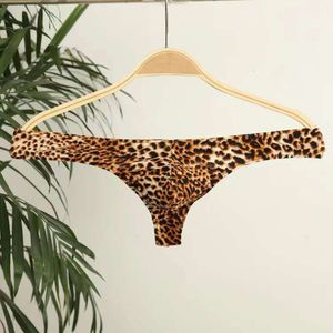 Underbyxor män underkläder thong leopard låg midjebulge påse vädjan sexig andningsbar grabben g-sträng tränger underkläder mode man