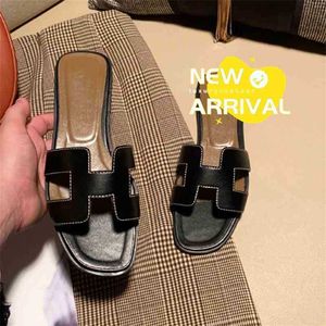 2024 New Summer Slippers Designer Sandals Womans Summer Flat Heel Casual Flip Flops Outdoors Pool Sliders Beach KV7W