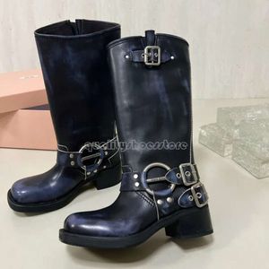 Kobieta miui buty buty uprzężę pasa zapięta skórzana krwawika buty kolanowe buty Chunky Obcing Knight Buty Square Stopa Kostka dla kobiet Designer Buty Factory 480