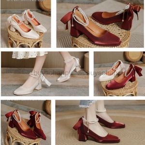 Scarpe designer Slingback in pelle di brevetto da donna con fibbie pompe di lusso a punta di dita di punta di scarpe da festa con tacco da abbigliamento alla caviglia alla caviglia tacchi alti bordeaux