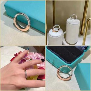 Designer Original New Tiffays Lock Series Diamond Inlaid Buckle Ring med 18K Rose Gold Plating på White Copper for Women Stylish and Simple High Edition