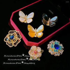 Broschen koreanische elegante Schmetterlings Naturalschale Kamellien Magnetknopf für Frauen Anzug Temperamentzubehör Zirkonstifte