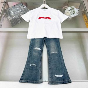 브랜드 베이비 트랙 슈트 소녀 짧은 슬리브 슈트 아이 디자이너 옷 크기 110-150 cm 플러시 로고 장식 티셔츠 및 플레어 청바지 24APRIL