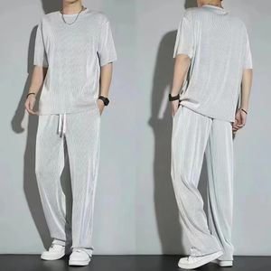 Set di sport di seta di ghiaccio rugosa da uomo 2024 pantaloni lunghi a maniche corte estate a due pezzi alla moda traspirante e fresco 3 240412