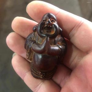 Le figurine decorative fanno un vecchio ciondolo a corno Maitreya e scolpiscono un piccolo pezzo di intaglio.