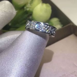 2024 Новое дизайнерское кольцо полное алмазное титановое серебряное кольцо любовь кольцо розового золота кольцо мужчины и женщины кольца пара ювелирных подарков рождественские подарки