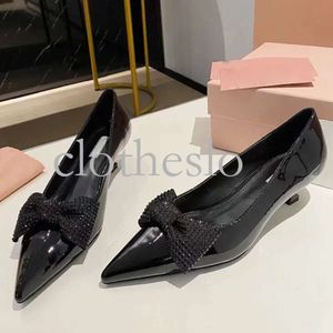 2024 Top Summer New Beght Women High Heels Designer de passarelas Sexy Modelo Designer de luxo Decoração de shinestone Slip On Party Dress Wedding Shoes for Women Pumps 896