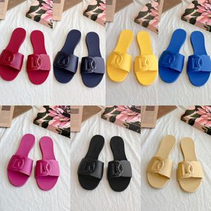 2024 Summer 3d Logo Slipper Candy Color Jelly Bottom Slippers para feminino Verão Corte Pool de cartas Slides Hollow Out Flip Flips Outdoor Beach Scuffs