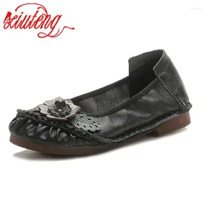 Casual Shoes Xiuteng 2024 Spring Ethnic Style Leather Flower Single Flat Women's Middle-aged Elderly Mother's