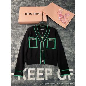 Kvinnors stickor Tees Autumn/Winter Niche Design Trendy Brand Color Matching Stick Pocket Stick Cardigan Diamond Letter Decoration