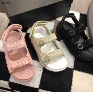 Lyxig baby sandaler glänsande diamantdekoration barnskor Kostnadsprisstorlek 26-35 inklusive kartongflickor tofflor 24 april