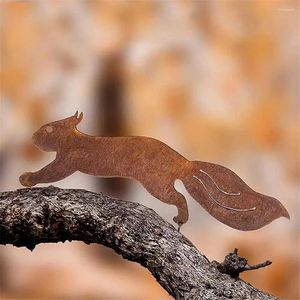 Decorative Figurines 1PCS Metal Rusty Squirrel Insert Cute Running Statue Home Garden Patio Fence Tree Supplies