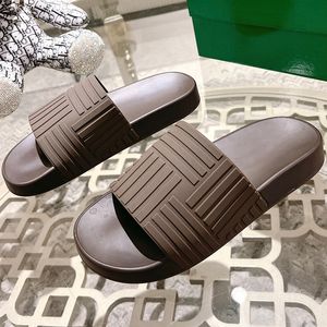 2024 Marca de luxo Summer Summer Outdoor Casual Slippers Casual Slippers Super Sole Sole Selppers Longo e Confortável Classic Presbyopia Design Slippers Tamanho 35-46