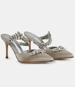 최고 고급 Lurum Sandals Shoes 여성 새틴 크리스탈 장식 노새 Stiletto High Heel Wedding Party Lady 뾰족한 발가락 슬리퍼 EU35-43 New