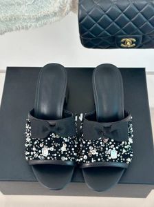 24SS Sexy Crystal Bows Sandaler Kvinnor Muller tofflor Flat Diamond Sandal Rubber Sole Fashion Party Woman Size 35-39