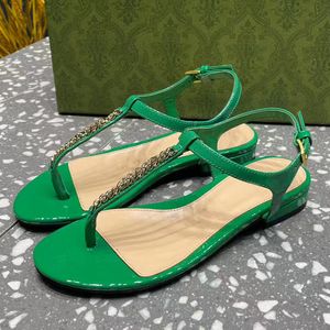 2024 Sommer Neue Ankunft Frauen flache Sandalen Landebahn Designer hochwertige Metallkettendekoration Frauen Prise Toe Knöchel Schnalle Gurt Urlaub