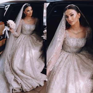 Vestido de noiva do vestido de cristal de cristal árabe saudita para o pescoço quadrado de noiva Mangas compridas lantejoulas vestidos de noiva de miçangas Ruffle dubai qatar vestidos de noiva de luxo plus size