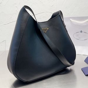 Stor axelväska svart läder handväska handväska böjda design crossbody väskor mode metall triangel magnet stängning blixtlås wallet245f