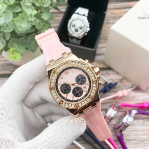 Des Men tittar på en P All Dials Working Date Luxury Fashion Woman Full Steel Band Quartz Movement Clock Gold Silver Leisure Wrist Watch