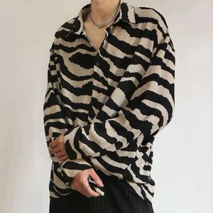 Mäns casual skjortor 2024 våren koreansk mode sexig leopardtryck för män långärmad lapel lös is silk lyx retro randig