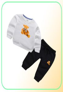 Orso logo marchio designer di lusso per bambini set di vestiti autunnali set da ragazzo con cappuccio a maniche lunghe e pantaloni 2 pcs si adatta a tracce di moda O7949629