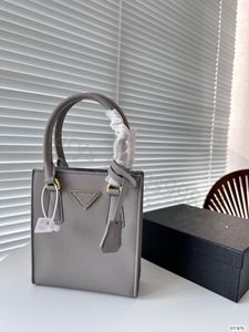 Tygväska Designer Handväska Shell Bag Women P R D Luxury Bag Solid Color Semi Cirkulär läderväska Högkvalitativ liten storlek Crossbody Bag designer axelväska