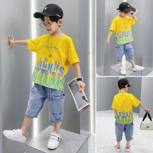 Шорты 2023 Новый детский костюм мальчики для мальчиков одежда 2PEECE SET Корейская версия Tide Boys Set Yellow Letter Tshirt+джинсовые шорты повседневные