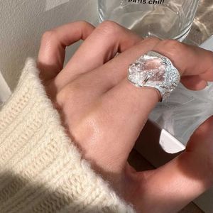 Niche Design Ice Cracking Crystal Original Stone Moon Surface Ring for Womens Cool Style Fashion Personality Trend Versatile Ring