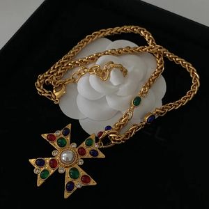 سلسلة الأزياء الزجاجية في العصور الوسطى جوفاء ميدالية قلادة مشهورة مصمم فاخر العلامة التجارية قلادة 240408