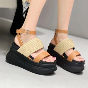 Vävda tjocka sule sandaler Fashionabla kvinnliga plattformar bekväm strand utomhus sandalia designer damer sexiga skor nya skor
