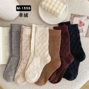 Skarpetki Hosiery 23 Autumn/Winter Korean Edition Solid Kolor uśmiechnięta twarz kaszmirowy Akademia Środkowa długość Styl ciepłego na tewewe