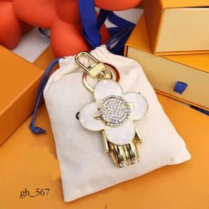 Keychains Lanyards Design Bag Charms Luxury Designer Couples Key Chain New Sunflower Key Ring Pendant Cute Panda Key Fashion Accessories for Women Men 792