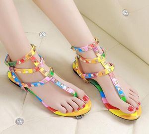 Kvalitet mode regnbågfärg sandaler kvinnor designer märke nitar flip flops t strap-sandaler ankelbälte romerska skor3316482