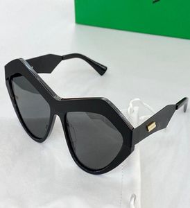 1055s neue Frauen Sonnenbrille Mode Diamond Sonnenbrille Antiuv -Objektiv beschichtetes Spiegellinsen Voller -Rahmen -Farbbeschichtete Diamant Cat Eye Eye Fram9227350