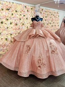 2024 Розовое золото Quinceanera платье для шарикового платья с плеча цветов аппликации бисера