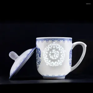 マグカップス中国スタイルのJingdezhen Tea Infuser Cup Ceramic Blue and White Linglong with Lid Coffee Home Office